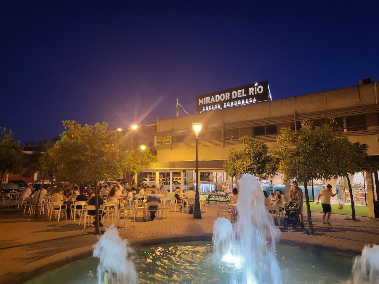 Terraza del restaurante Mirador del Río al anochecer, junto a la fuente de la plaza